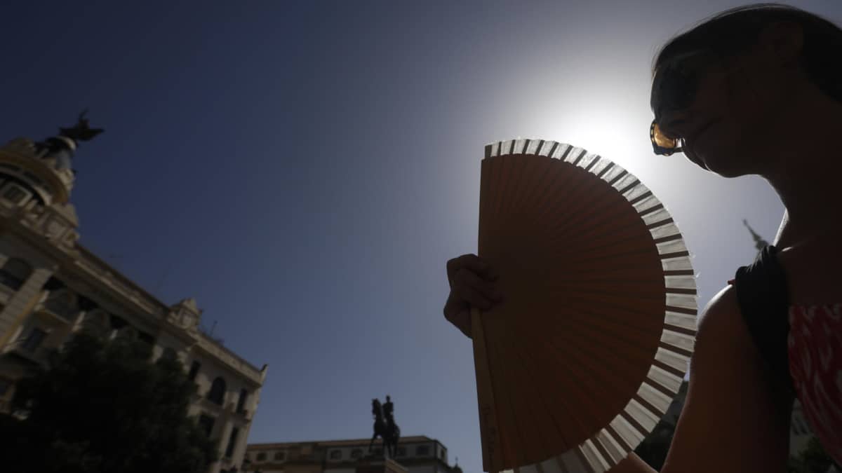 Una mujer se abanica para aliviar las altas temperaturas este domingo en Córdoba.