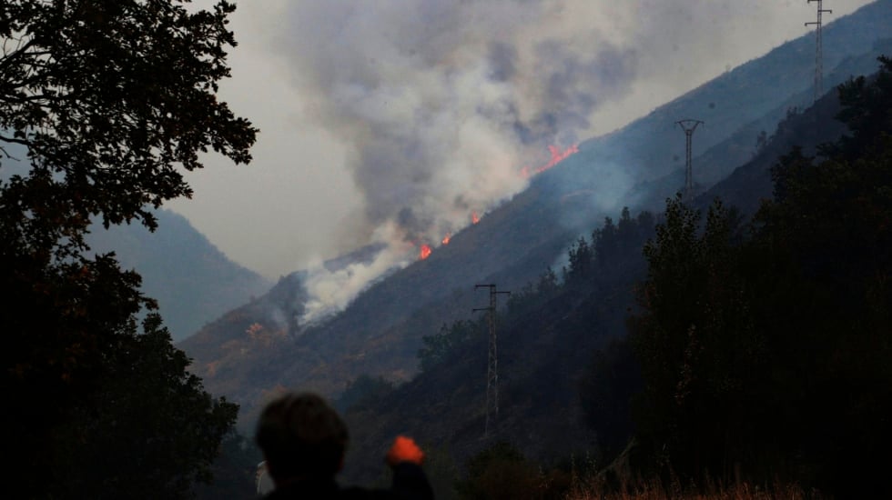 Castilla y León mantiene seis incendios de gravedad máxima pese a la evolución positiva