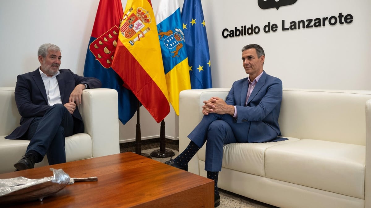 Sánchez afirma después de la reunión con Clavijo que ambos tienen el "compromiso" de seguir trabajando en el "reto" migratorio