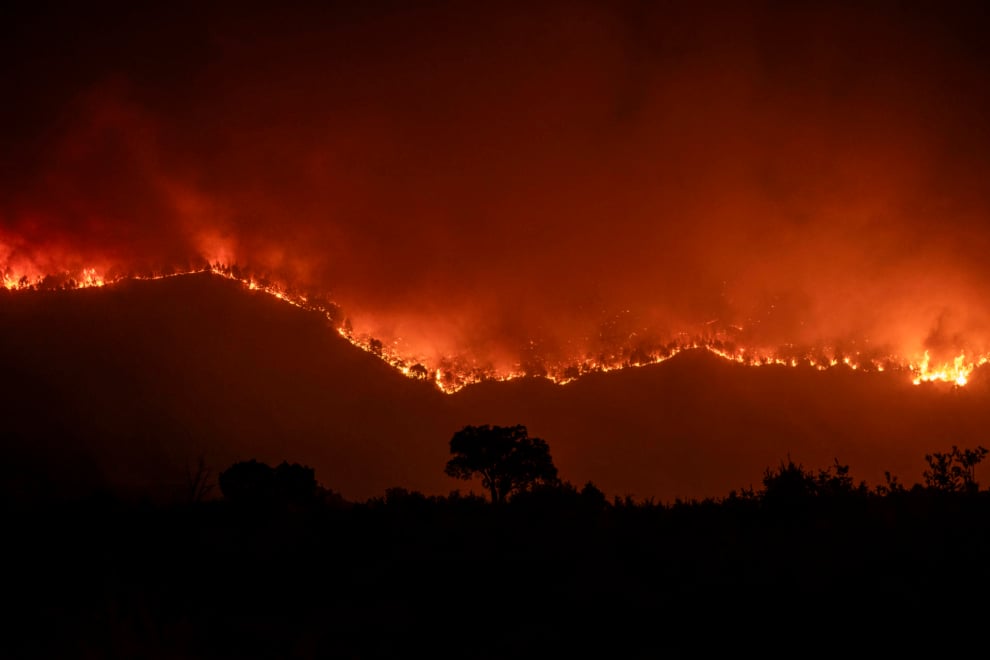 Vista del incendio forestalen Oímbra (Ourense)