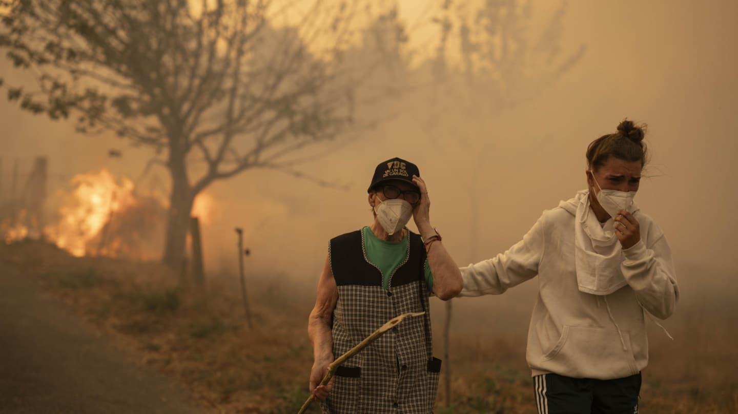Vecinos trabajan en labores de extinción del incendio forestal de Carballeda de Avia (Ourense)