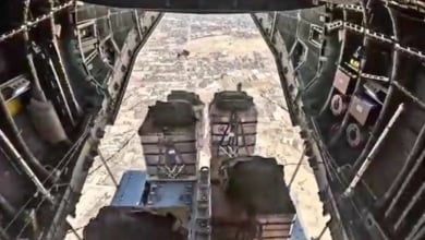 España lanza en Gaza 5.500 raciones de comida y denuncia la "hambruna inducida" por Israel
