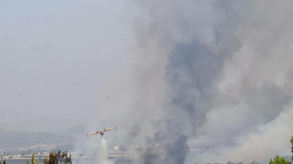 La Comunidad de Madrid envía un helicóptero de extinción de incendios a Castilla León y otro a Extremadura