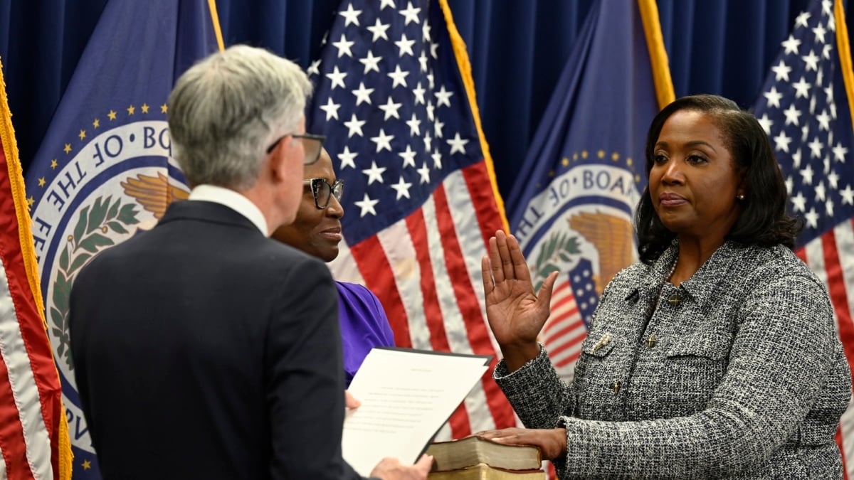 Lisa D. Cook jura su cargo como miembro de la Junta de Gobernadores de la Reserva Federal estadounidense en mayo de 2022.