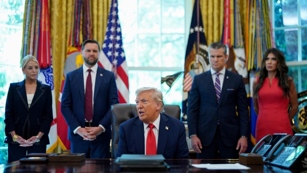 El presidente estadounidense, Donald Trump, habla con los medios en el Despacho Oval acompañado de su fiscal general, Pam Bondi; el vicepresidente, JD Vance; el secretario de Defensa, Pete Hegseth y la secretaria de Seguridad Nacional, Kristi Noem.