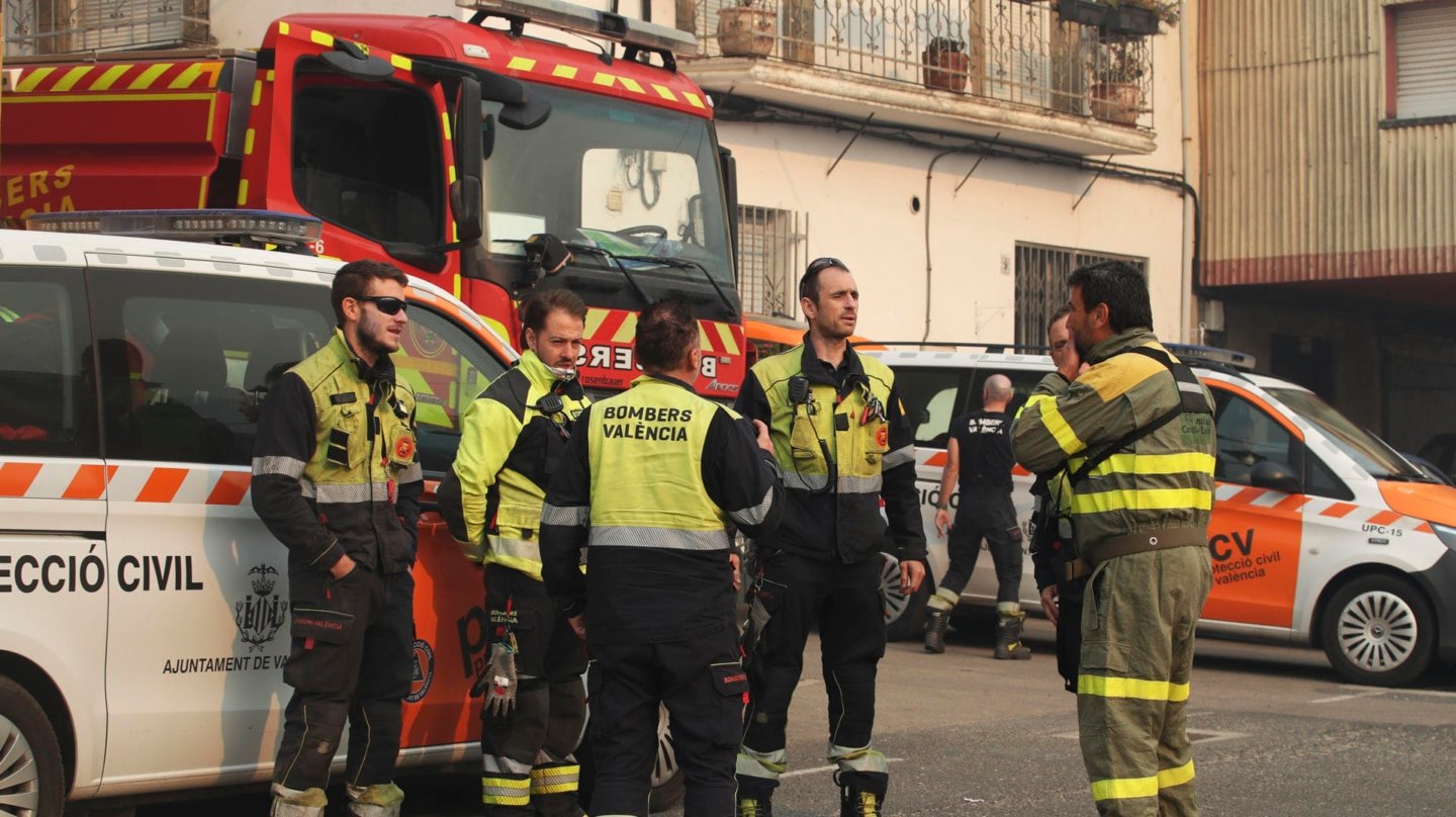 Brigadas y bomberos de Alicante y Valencia, asisten para colaborar en la extinción del incendio forestal en Igüeña y Colinas del Campo.