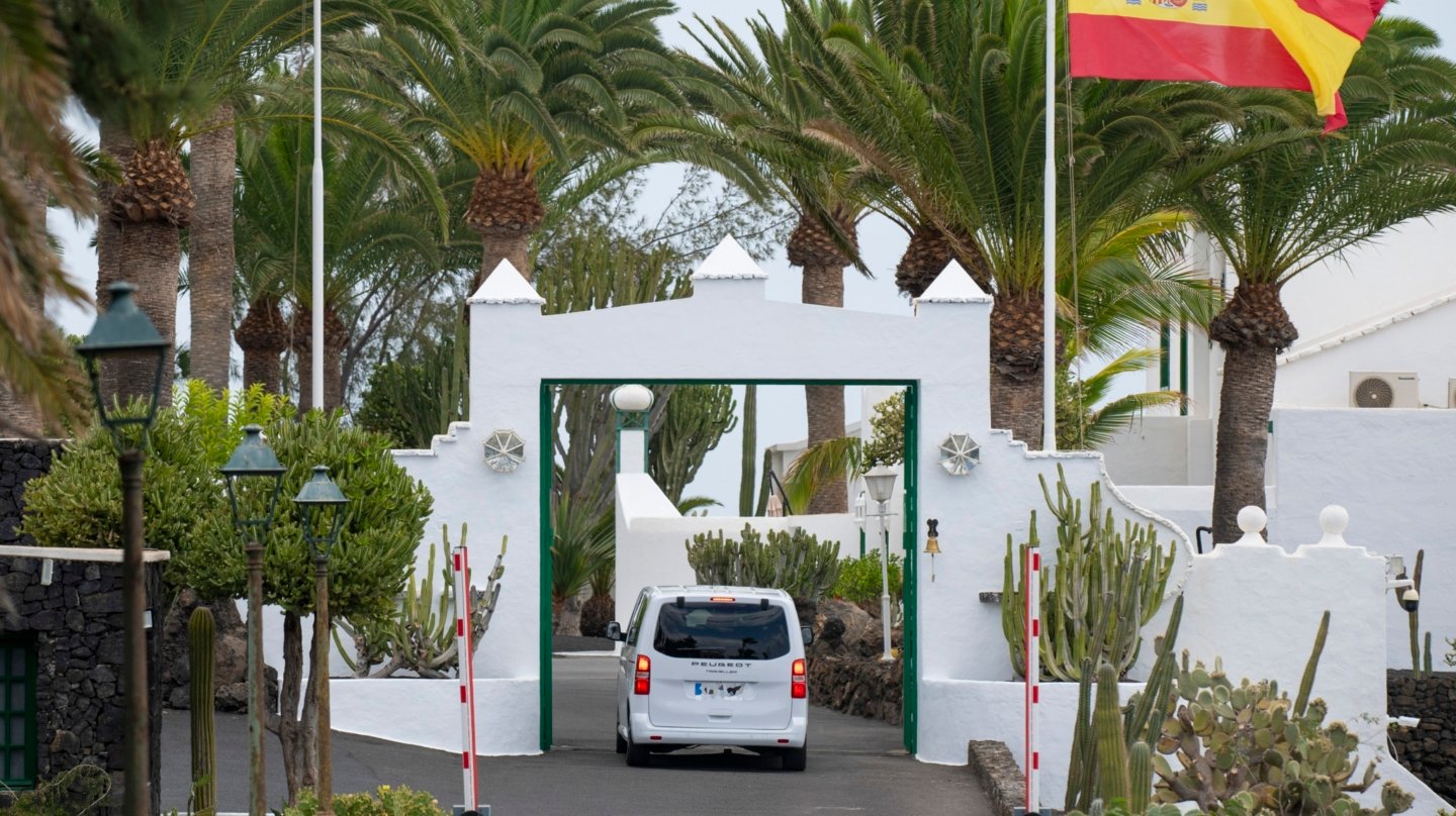 COSTA TEGUISE (LANZAROTE), 02/08/2025.- El presidente del Gobierno, Pedro Sánchez, ha aterrizado en un avión Falcon este sábado a las 12:59 horas en Lanzarote para veranear en la isla, como hace desde 2020 junto a su familia en la residencia de La Mareta, a la que ha entrado una furgoneta blanca (c) pasadas las 13:25 horas, como ha comprobado EFE.-EFE/ Adriel Perdomo