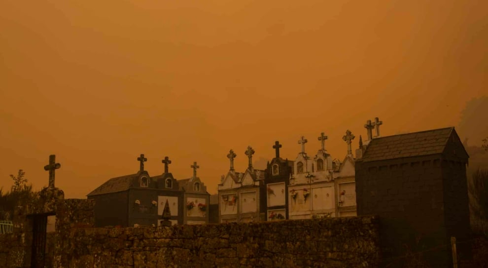 Vista del incendio forestal que permanece activo en Chandrexa de Queixa (Ourense),