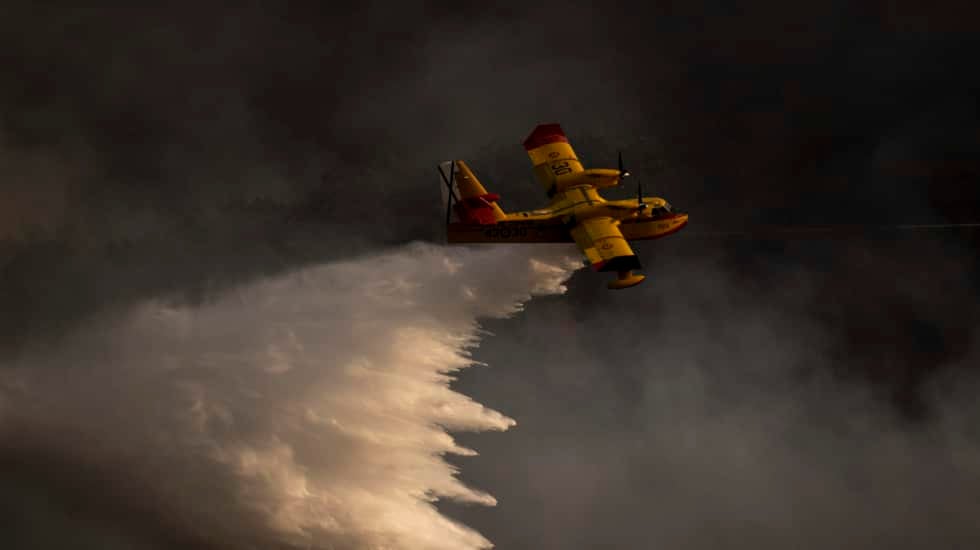 La heroica flota de hidroaviones Canadair de España, vieja y sin repuestos, que mantiene a raya el fuego