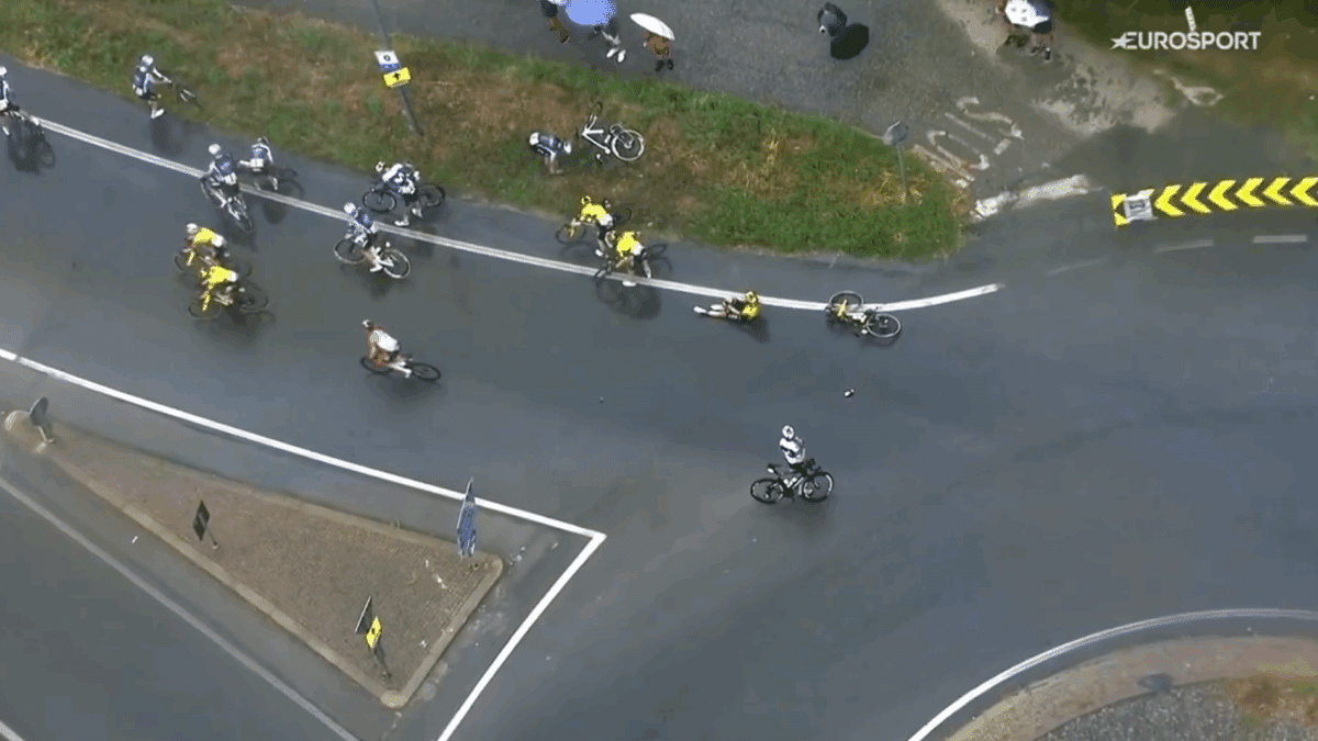 Un ciclista de La Vuelta denuncia que un aficionado le ha robado la bici mientras le colocaban el hombro dislocado