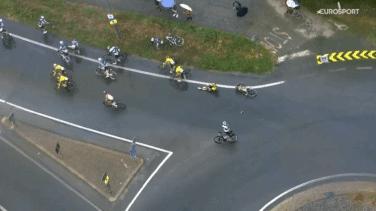 Un ciclista de La Vuelta denuncia que un aficionado le ha robado la bici mientras le colocaban el hombro dislocado