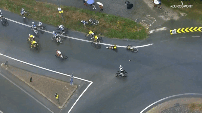 Un ciclista de La Vuelta denuncia que un aficionado le ha robado la bici mientras le colocaban el hombro dislocado