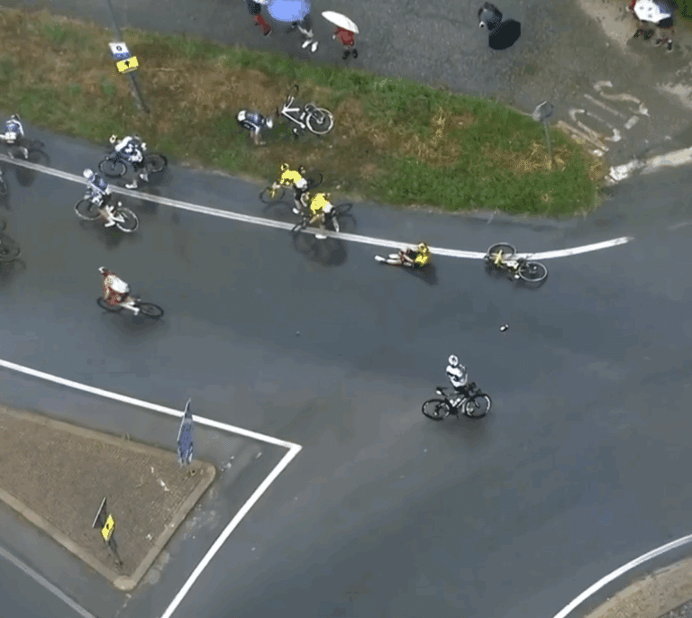 Un ciclista de La Vuelta denuncia que un aficionado le ha robado la bici mientras le colocaban el hombro dislocado