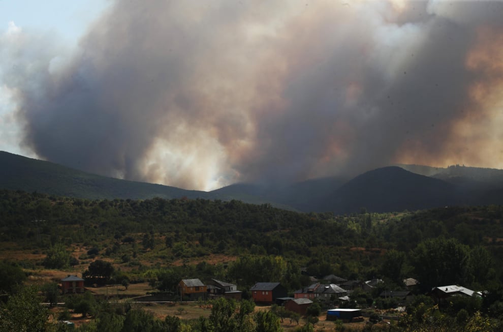 Vista del incendio forestal que afecta a Las Médulas este domingo.