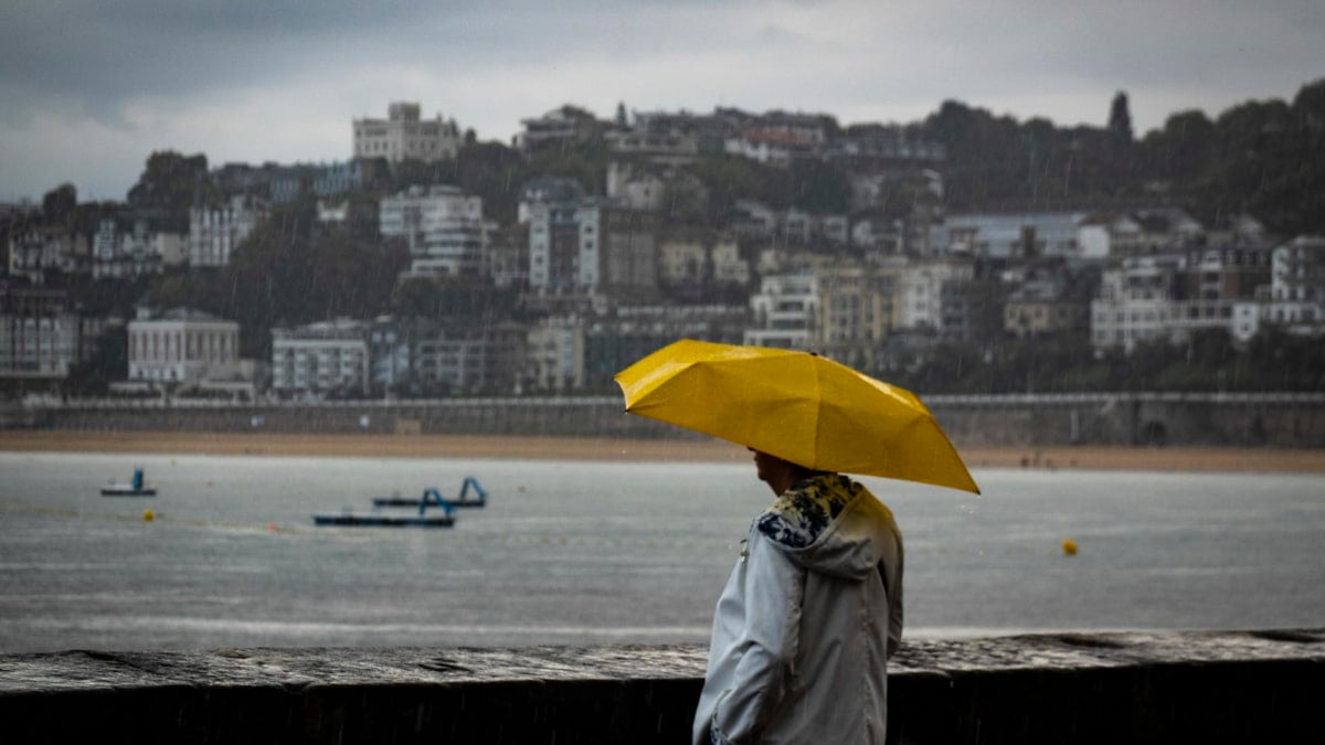Una mujer observa el mar este miércoles en San Sebastián.