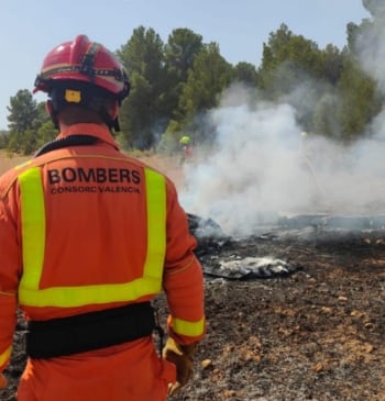 Mueren dos personas al estrellarse una avioneta en Requena, Valencia