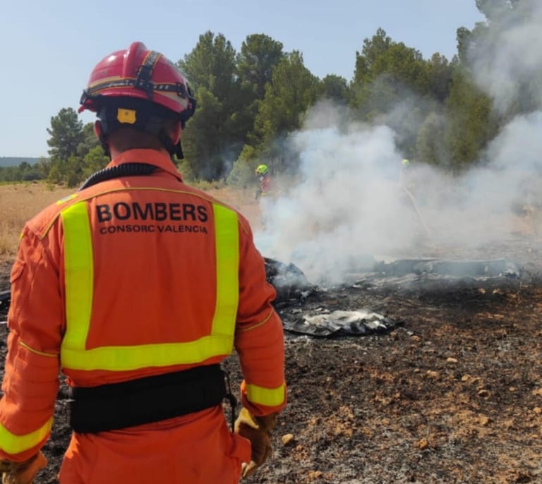 Mueren dos personas al estrellarse una avioneta en Requena, Valencia