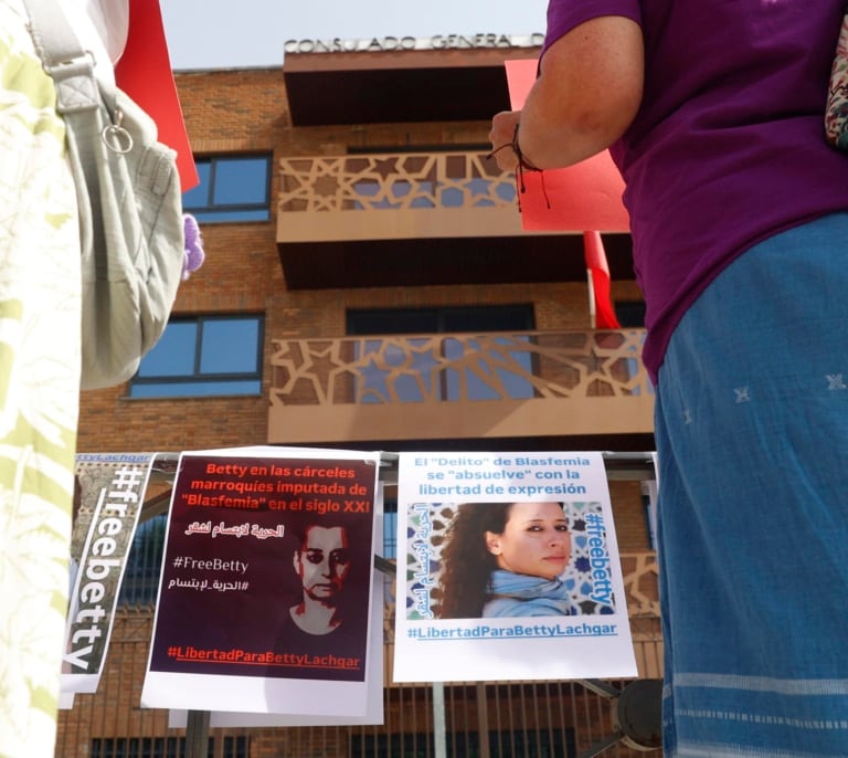 La lucha de Betty, la activista marroquí encarcelada por blasfema: “Mi hermana no se va a rendir”