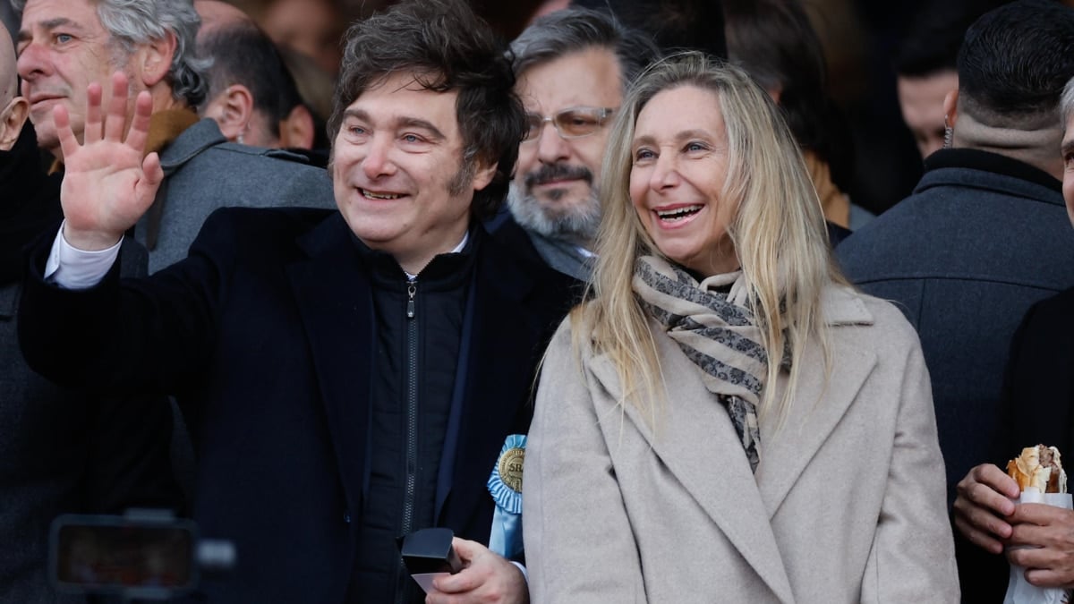 Fotografía de archivo del 26 de julio de 2025 del presidente de Argentina, Javier Milei, junto a la secretaria general de la presidencia, Karina Milei saludando en Buenos Aires (Argentina).