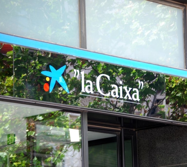 La IA generativa revoluciona la atención al cliente en grandes empresas de banca, retail y moda