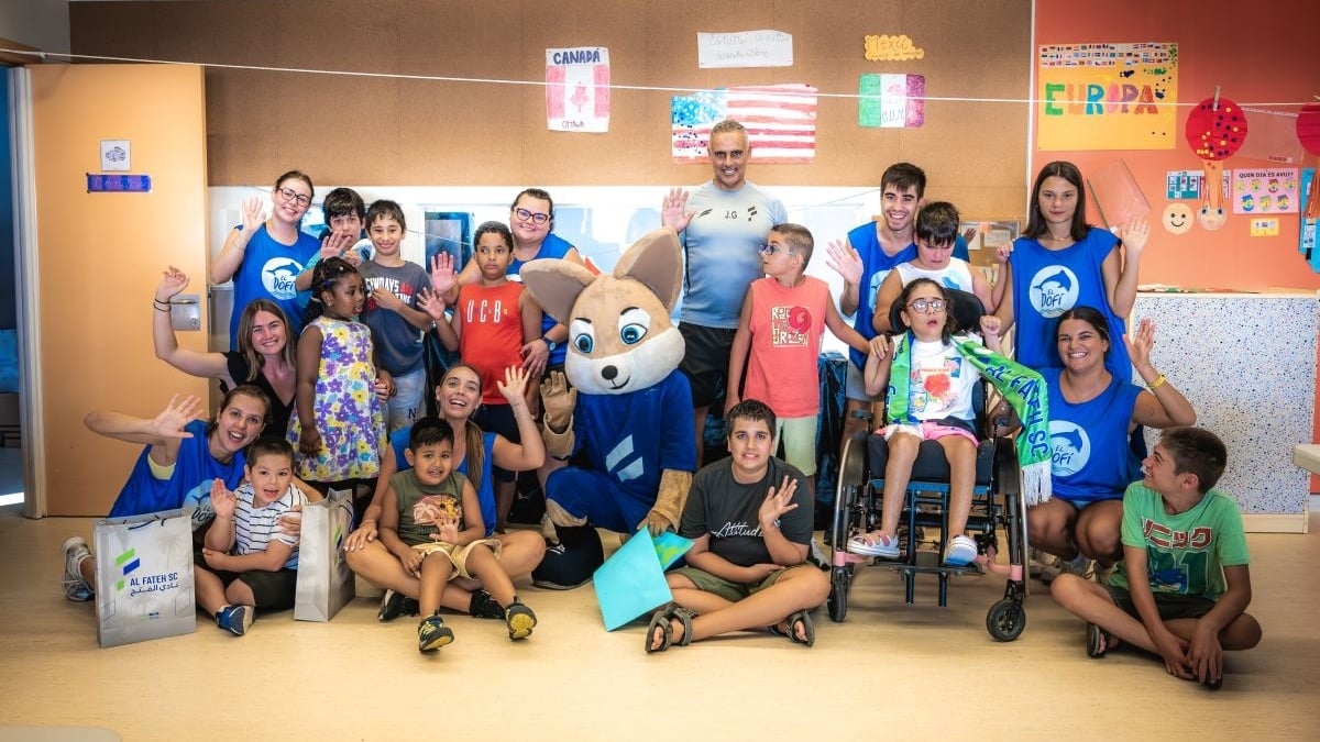 El club saudí Al Fateh Sports visita una escuela de estudiantes con discapacidad intelectual en Figueras