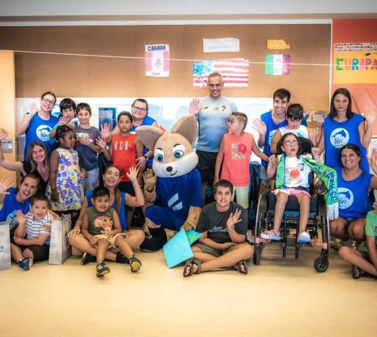 El club saudí Al Fateh Sports visita una escuela de estudiantes con discapacidad intelectual en Figueras