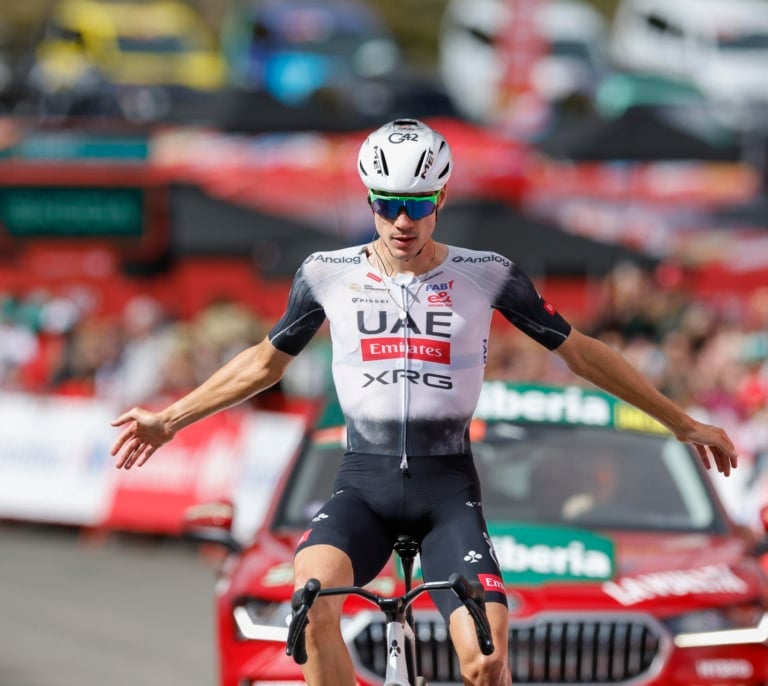 Juan Ayuso saca su mejor versión para ganar su primera etapa en la Vuelta a España