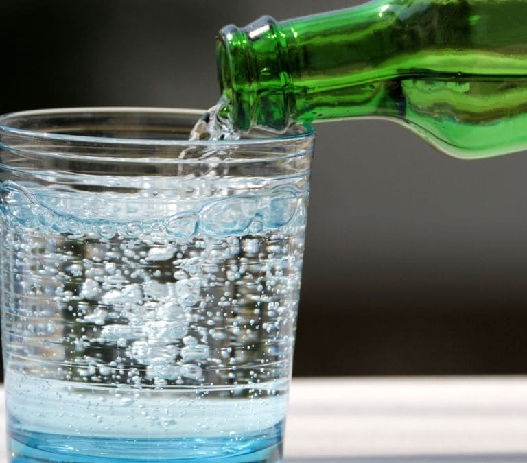 Estos son los beneficios para el organismo del agua con gas