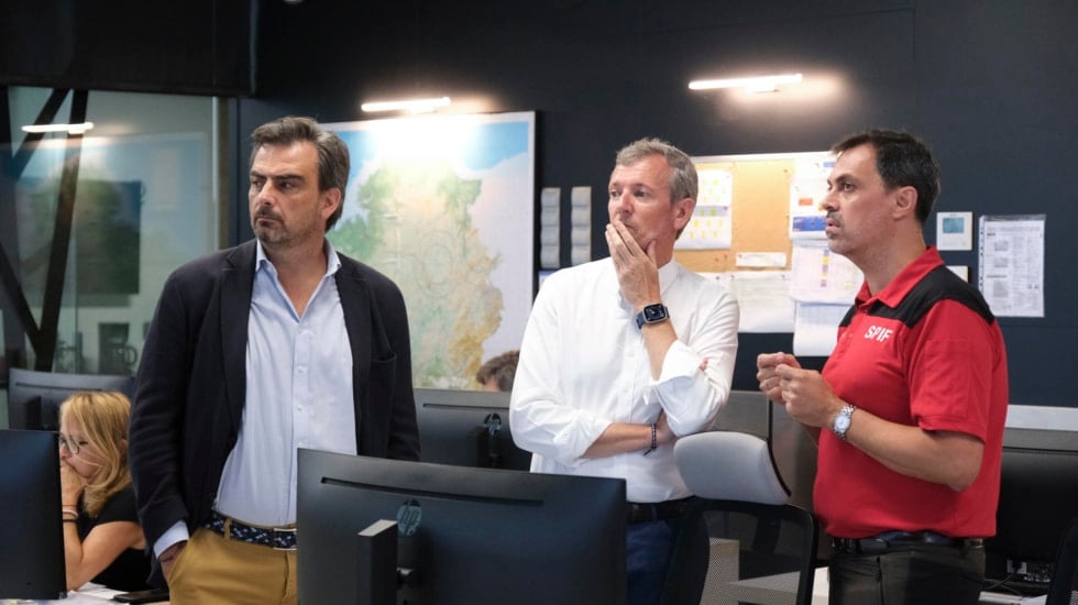 El presidente de la Xunta reprocha a Óscar Puente que se dedique a "hacer política" en un momento en que lo importante es ser "eficaz" frente a los incendios