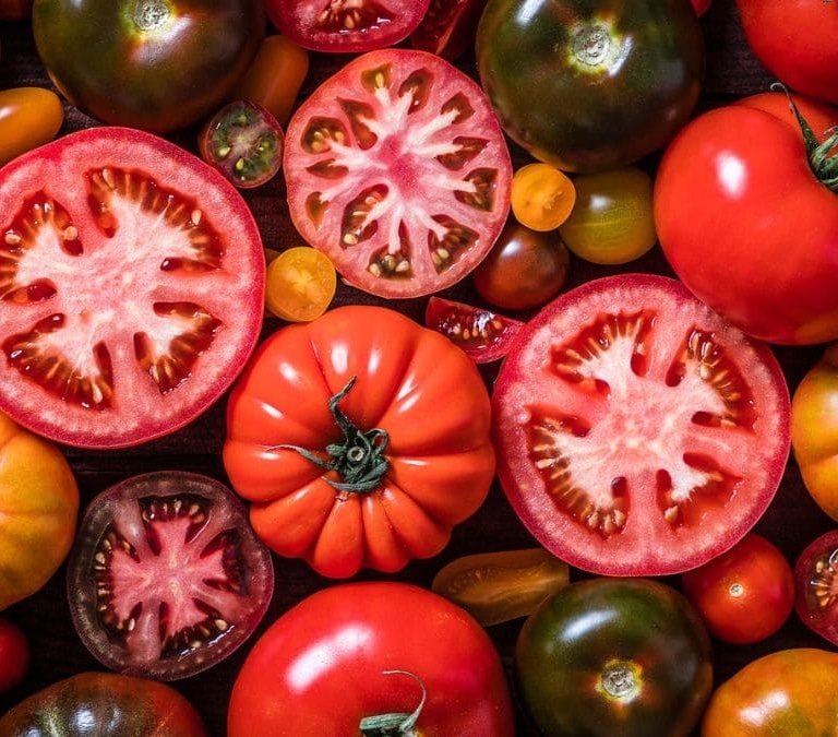 Los alimentos que ayudan a retener líquidos durante el verano: no siempre es positivo comerlos