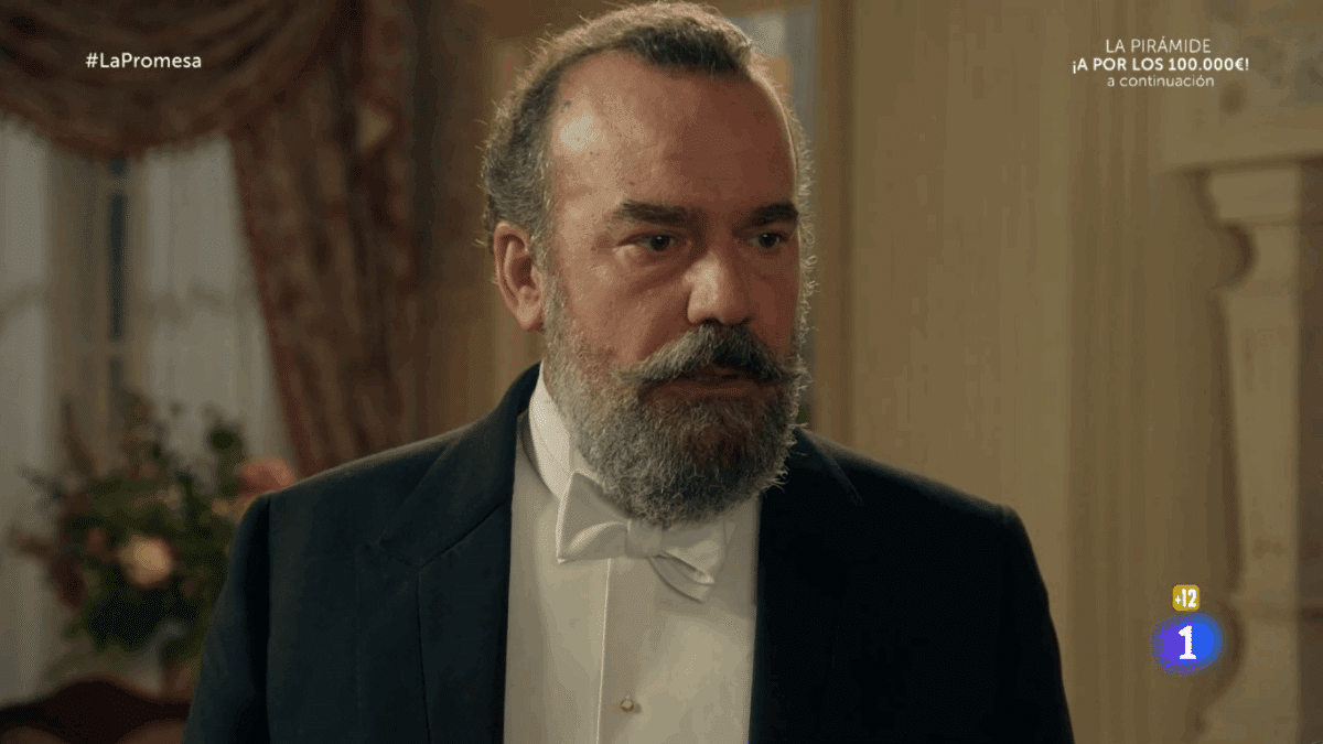 Alonso (Manuel Regueiro) contempla, desencajado, el retrato de Cruz en 'La Promesa'
