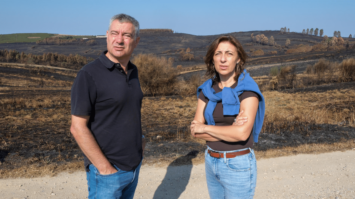 La consejera de Medio Ambiente y Cambio Climático de la Xunta, Ángeles Vázquez, conversa con el alcalde de Dozón, Adolfo Campos, mientras visita el Tecor de la localidad de Dozón para explicar las medidas dirigidas al sector a raíz de los incendios este sábado.