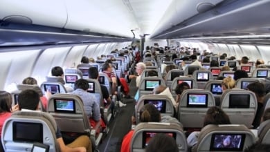 El país que multa a los pasajeros de los aviones que se levantan antes de que se detenga