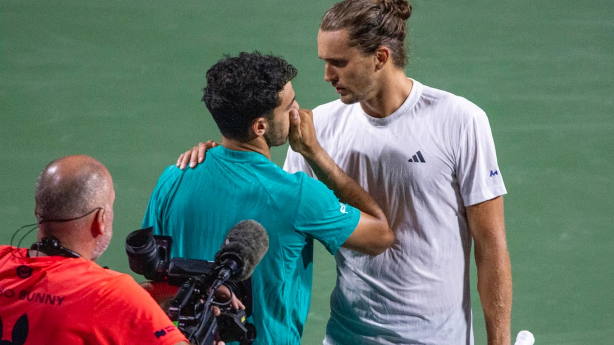 El alemán Alexander Zverev habla con el argentino Francisco Cerúndolo este sábado, durante el torneo ATP 1000 de Toronto.