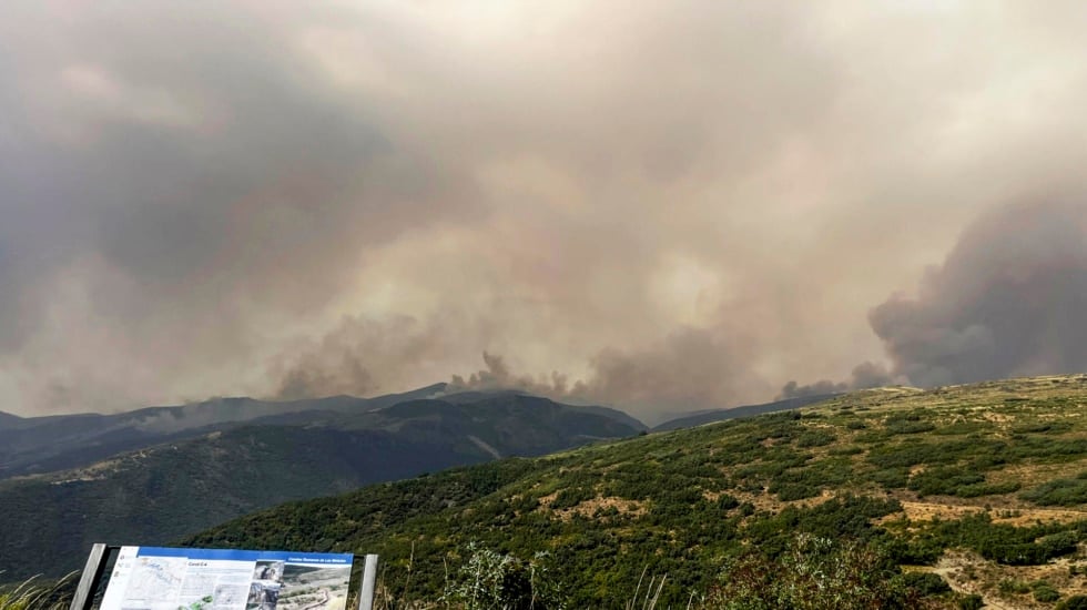 El fuego empeora en El Bierzo (León) por el viento y el terreno, con nuevos desalojos
