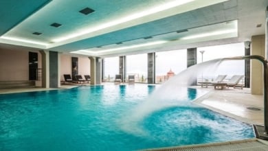 ¿Qué es la bacteria carnívora que ha obligado a anular miles de reservas en un balneario?