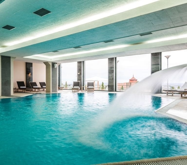 ¿Qué es la bacteria carnívora que ha obligado a anular miles de reservas en un balneario?