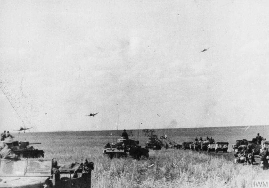 Fotografía que muestra bombarderos en picado Junkers Ju 87 Stuka sobrevolando tanques Panzer III alemanes y otros vehículos en el frente de Orel de la batalla de Kursk en julio de 1943, durante la Segunda Guerra Mundial (1939-1945)
