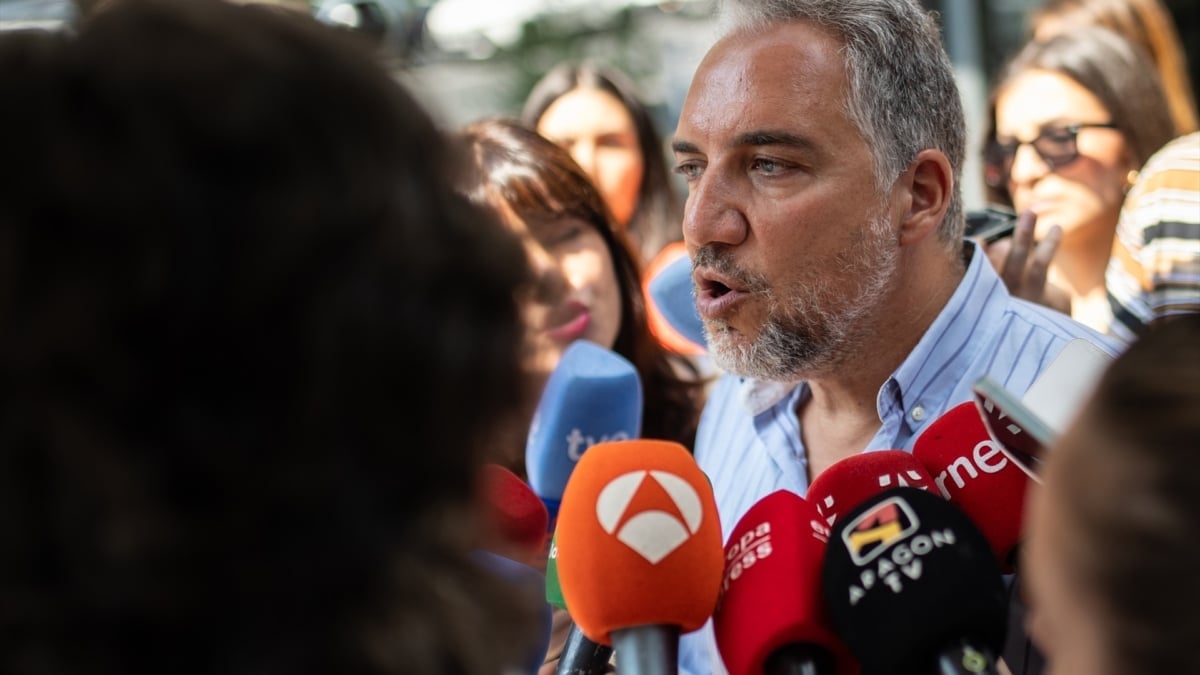 El vicesecretario de Política Autonómica, Municipal y Análisis Electoral del PP, Elías Bendodo, atiende a los medios de comunicación, en la sede del PP, este jueves