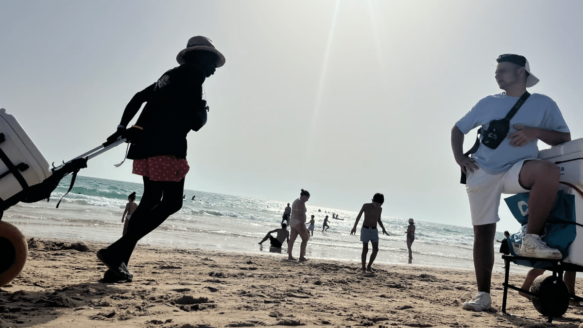 Vendedores en la playa de Zahara de los Atunes.