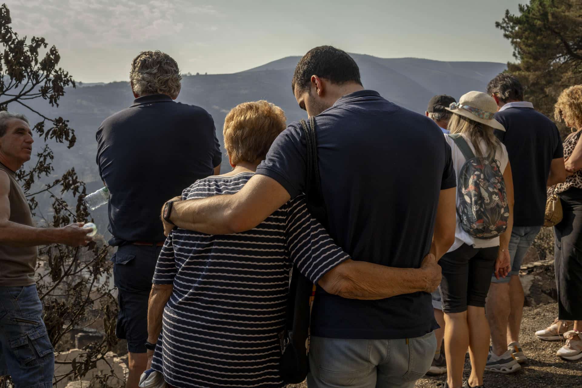 Personas concentradas este domingo en apoyo al pueblo de San Vicente de Leira, en Vilamartín de Valdeorras (Ourense), devastado por los incendios forestales.