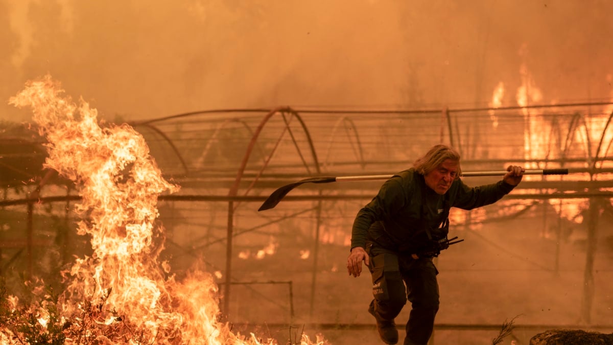 Un guarda forestal trabaja en labores de extinción del incendio de Carballeda de Avia (Ourense) el pasado 17 de agosto.