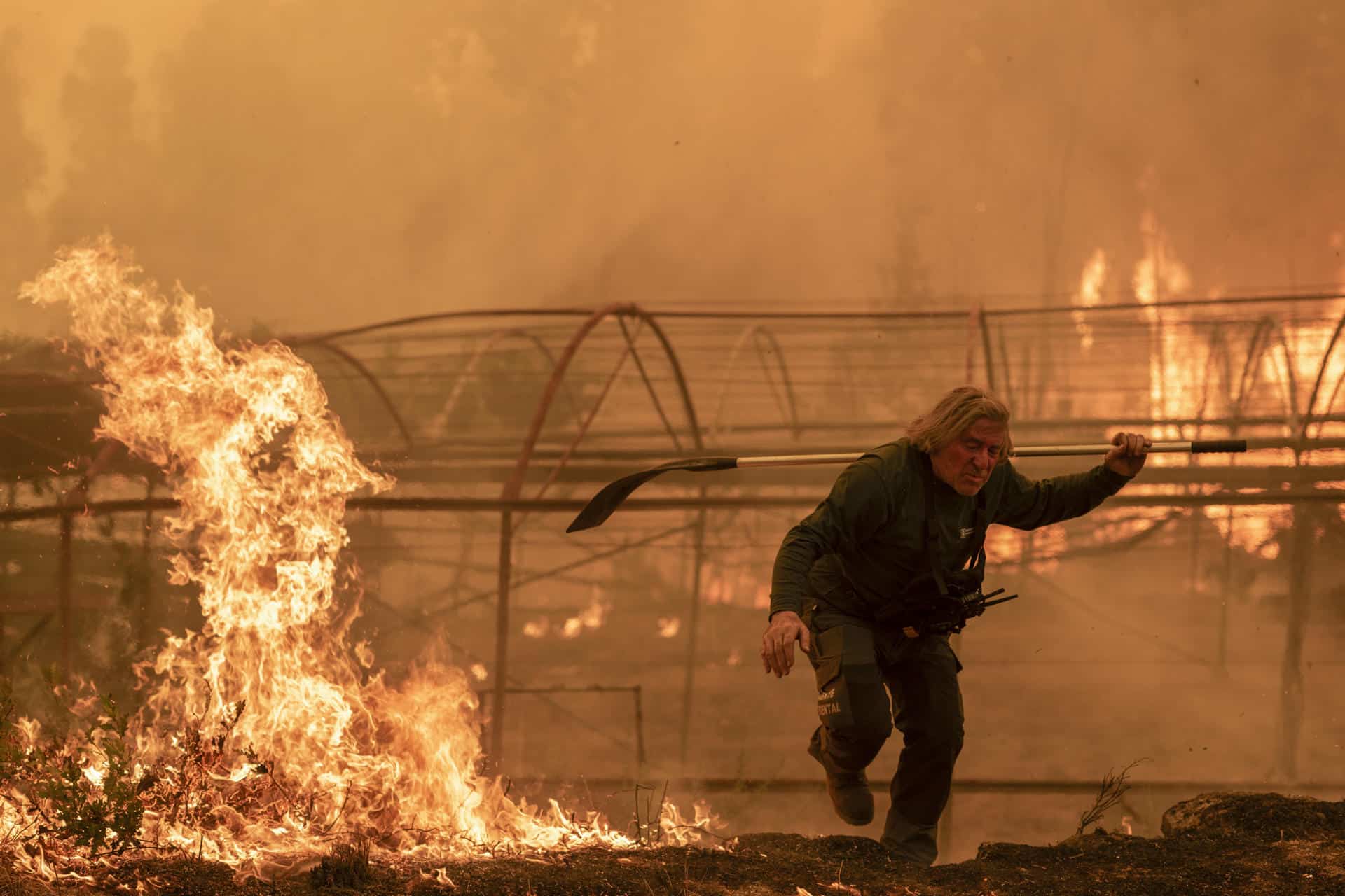 Un guarda forestal trabaja en labores de extinción del incendio de Carballeda de Avia (Ourense) el pasado 17 de agosto.