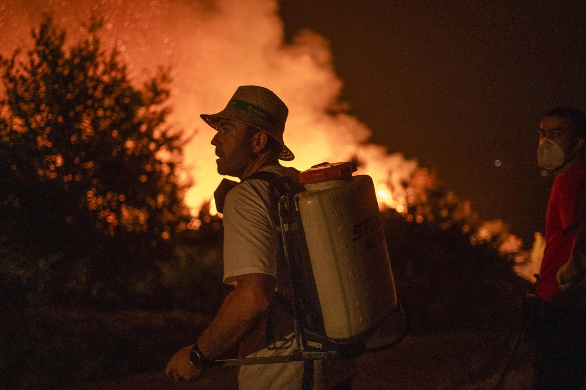 Un vecino colabora en las labores de extinción del incendio forestal en Carballeda de Avia el pasado 16 de agosto.