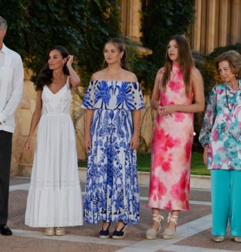 La princesa Leonor y la infanta Sofía protagonizan su primera recepción veraniega [...]