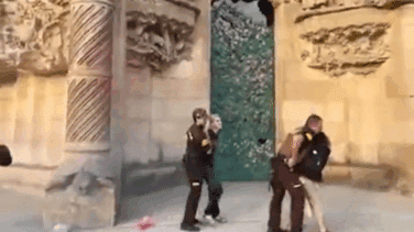 Activistas lanzan tinta a la fachada de la Sagrada Familia para protestar contra el papel de los políticos en los incendios