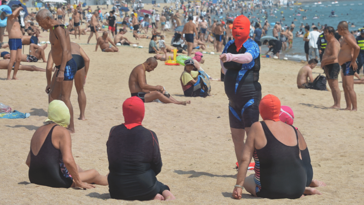 Mujeres con carakini en una playa de Qingdao, en el este de China.