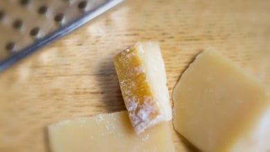 Esto es lo que le pasa al cuerpo si te comes la corteza del queso de forma habitual