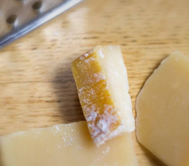 Esto es lo que le pasa al cuerpo si te comes la corteza del queso de forma habitual