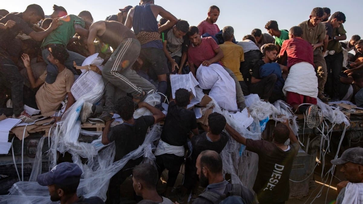 Hambre y caos en Gaza: veinte muertos y decenas de heridos tras volcar un camión con ayuda humanitaria